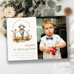 Invitación Fall Pumpkin Scarecrow Harvest Kids Foto Cumpleaño<br><div class="desc">Colección de temas de la cosecha de niños de la cucharadita de calabaza de caracol.- es un elegante Ilustracion de acuarela moderno y divertido de espantapájaros de pie en los campos de calabaza, perfecto para tu otoño / otoño, fiestas de cumpleaños de pequeños. Es muy fácil de personalizar, con sus...</div>