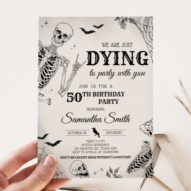 Invitación Falleciendo el cráneo en la fiesta de cumpleaños d (Dying to Party Skull Halloween Party Invitation)