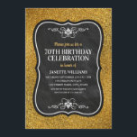 Invitación Fancy Golden Purpurina Adulto 70th Birthday Party<br><div class="desc">Fancy Golden Purpurina Invitaciones a la fiesta de cumpleaños número 70 para adultos. Elegantes invitaciones de cumpleaños elegantes en negro, blanco y falso oro. Presenta una topografía creativa y elegante sobre un fondo de pizarra. Puedes cambiar la edad de cumpleaños y los detalles. También puede utilizar estas plantillas para otros...</div>