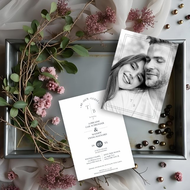 Invitación Fancy Simple Moda Iniciales Modernas de Pareja de  (Refined Wedding Invitation Cards with Initials and Back Photo in Black and White.)