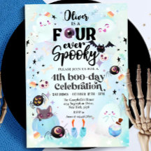 Fantasma de Halloween de cuatro años