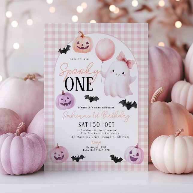 Invitación Fantasma Un Fantasma Fantasma Rosa Primer Cumpleañ (Spooky One! Pink Gingham Halloween 1st Birthday invitation with cute pumpkin, ghosts and bat. )