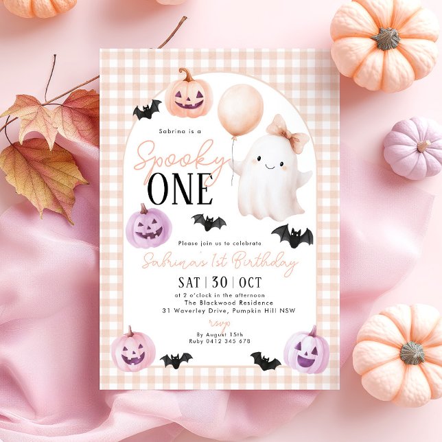 Invitación Fantasma Un Naranja fantasma de Halloween Primer c (Spooky One! Orange Gingham Halloween 1st Birthday invitation with cute pumpkin, ghosts and bat. )