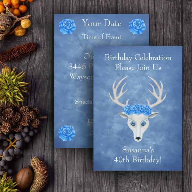 Invitación Fantasy Cabeza de ciervo blanco Antlers Rosa azul  (Mystical white deer head with antlers wearing blue roses on misty blue birthday party invitations.)