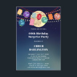 Invitación Faroles y fiesta de cumpleaños iluminada por la lu<br><div class="desc">Un diseño con una noche estrellada y iluminada por la luna con deliciosos farolillos de papel y cordones. Perfecto para una fiesta de cumpleaños o adaptarse y personalizar para cualquier celebración.</div>