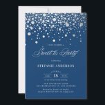 Invitación Faux Relieve metalizado plateado Confetti | Dulce<br><div class="desc">Moderna y elegante invitación dulce dieciséis con confeti de Relieve metalizado plateado con fondo azul marino. Esta invitación es completamente personalizable para cualquier evento. Tenga en cuenta que no habrá ningún Relieve metalizado real en la invitación.</div>
