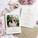 Invitación Faux Rosa Faux Faux Gold Photo Bat Mitzvah<br><div class="desc">Este sencillo y elegante diseño de rosa dorado y la invitación blanca judía a Bat Mitzvah presenta una tipografía de escritura de estilo vintage y una falsa estrella de oro rosa de David. Añade su foto al frente. Un elegante y clásico aspecto minimalista que sigue siendo único y de moda....</div>