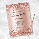Invitación Faux Sparkly Rosa Relieve metalizado Purpurina de<br><div class="desc">Una glamorosa invitación de cumpleaños número 21 para ella. Purpurina de oro rosa brillante falso con destellos contra una imagen gráfica de Relieve metalizado oscuro satinado pálido. Todos los elementos brillantes y brillantes de este moderno diseño giratorio son gráficos digitales.</div>