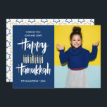 Invitación Felices Velas de Hanukkah, foto de las vacaciones<br><div class="desc">Festividad Hanukkah Tarjeta de felicitación con fotos de la festividad con tu mejor foto retratada y "feliz hanukkah" con tipografía de pincel de estilo con letras a mano y velas en tonos azules y amarillos. Personalice el texto del personalizado con su nombre y año. Las tarjetas se revertirán a un...</div>