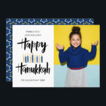 Invitación Felices Velas de Hanukkah | Foto vertical de vacac<br><div class="desc">Festividad Hanukkah Tarjeta de felicitación con fotos de la festividad con tu mejor foto retratada y "feliz hanukkah" con tipografía de pincel de estilo con letras a mano y velas en tonos azules y amarillos. Personalice el texto del personalizado con su nombre y año. Las tarjetas se revertirán a un...</div>
