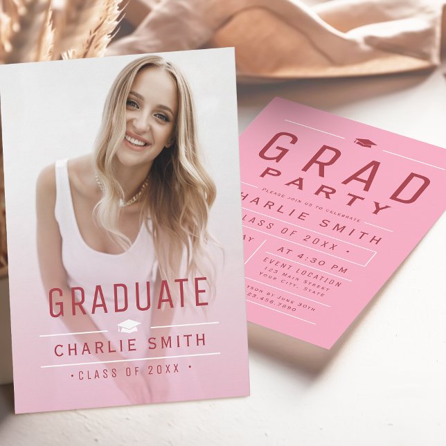 Invitación Felicitación de graduación con foto de tipografía  (Pink Modern Simple Typography Photo Graduation Invitation)