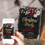 Invitación Feliz Navidad Nieve Red Floral Chalkboard Fiesta<br><div class="desc">Diseñado para nuestra colección de Feliz Navidad,  este personalizable Invitación incluye corona de árbol de navidad y floral roja,  fuentes doradas junto con secciones de personalizable para nombres,  fecha,  lugar y solicitud. Elementos coincidentes disponibles.</div>