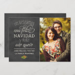 Invitación Feliz Navidad y Año Nuevo Deseos | Negro Pizarra<br><div class="desc">Diseño de la tarjeta de felicitación de vacación foto Feliz  un vestido negro,  con "le deseamos una Feliz Navidad y un feliz año nuevo",  fuentes mixtas,  un acento verde de la Navidad y el fondo con textura aspecto gráfico.</div>