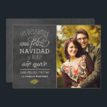Invitación Feliz Navidad y Año Nuevo Deseos | Negro Pizarra<br><div class="desc">Diseño de la tarjeta de felicitación de vacación foto Feliz  un vestido negro,  con "le deseamos una Feliz Navidad y un feliz año nuevo",  fuentes mixtas,  un acento verde de la Navidad y el fondo con textura aspecto gráfico.</div>