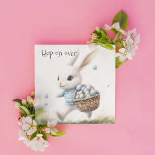 Invitación Feliz Pascua, conejo de Pascua caminando con huevo