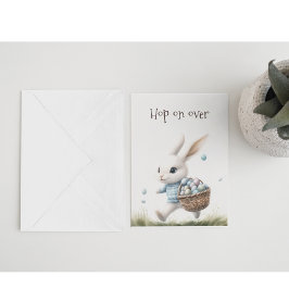Invitación Feliz Pascua, conejo de Pascua caminando con huevo