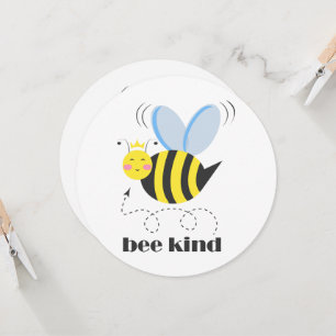 Invitación Feliz princesa de abejas con corona y lema Bee Kin