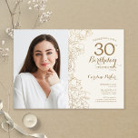 Invitación Feminine Gold Floral Foto 30 cumpleaños<br><div class="desc">Invitación a la fiesta de cumpleaños 30 con crema de oro y marfil con tu foto en la parte delantera de la tarjeta. Diseño moderno minimalista con dibujos botánicos de contorno acentos, Relieve metalizado de oro falso y tipo de letra de escritura tipográfica. Sencilla carta de invitación a la moda,...</div>