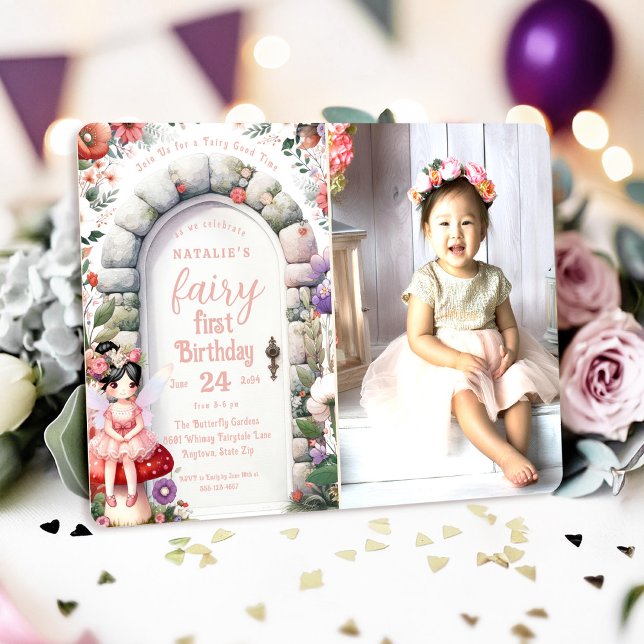 Invitación Feria de la puerta encantada foto de la fiesta del (Fairy First Birthday Photo Invitation with Black Hair Fairy Girl and Enchanted Doorway.)