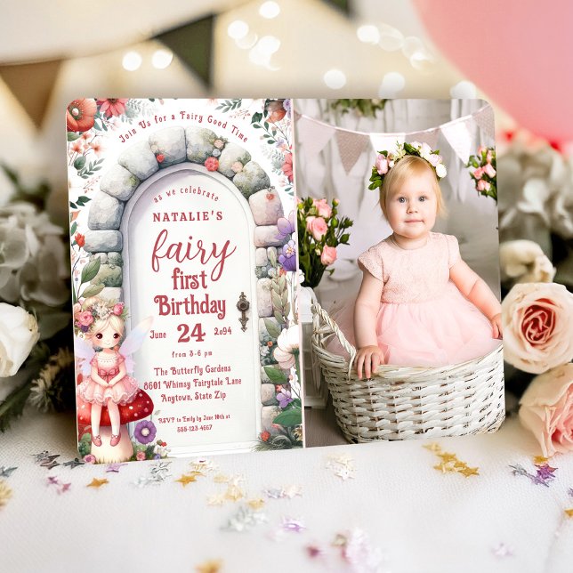 Invitación Feria de la puerta encantada foto de la fiesta del (Fairy First Birthday Photo Invitation with Blonde Hair Fairy Girl and Enchanted Doorway.)