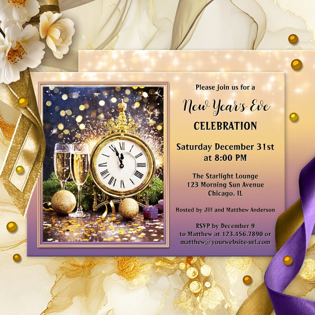 Invitación festiva de fiesta de Año Nuevo (New Year's Eve party invitation featuring two sparkling wine glasses with a clock and festive lights)