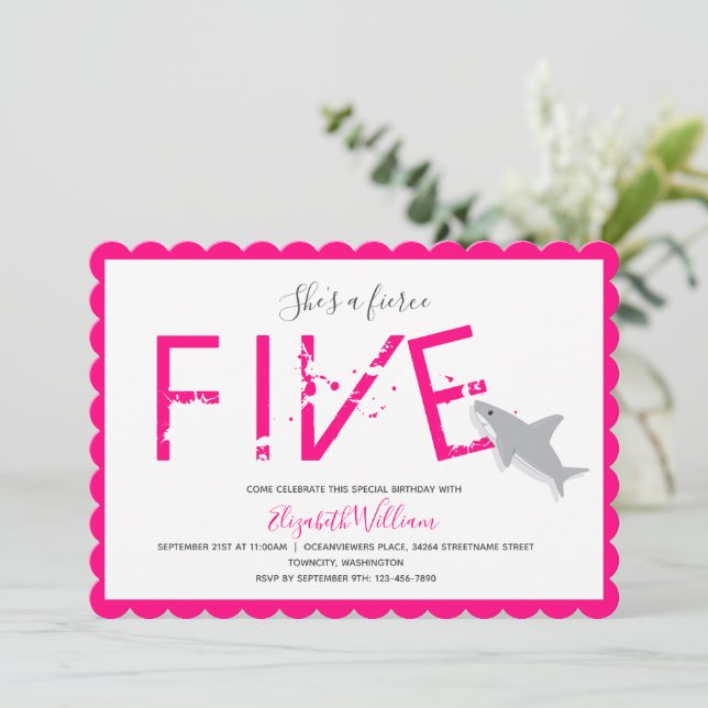 Invitación Fierce cinco animales calientes de tiburón rosado  (Anverso de pie)