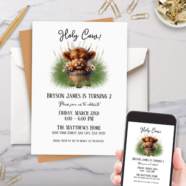 Invitación Fiesta de animales de granja con vaquilla de las H (cute highland cow theme baby birthday party invitation with grass and wooden pail for any age)
