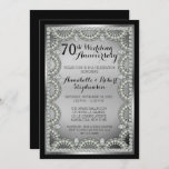 Invitación Fiesta de Aniversario de Plata y Diamante 70° Boda<br><div class="desc">Elegantes formas de diamante falso en gradiente de color plateado y fondo negro 70º Boda invitaciones a fiestas del Aniversario. Diseño original de Holiday Hearts Designs (derechos reservados). Si tiene alguna pregunta o necesita ayuda con el diseño, por favor envíenos un mensaje o envíenos un correo electrónico directamente a info@holidayheartsdesigns.com,...</div>