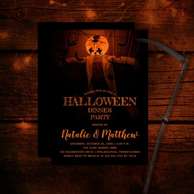 Invitación Fiesta de cena de Halloween con calabaza temerosa (Creepy barn scene pumpkin scarecrow adult Halloween Dinner Party Invitation)