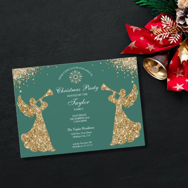 Invitación Fiesta de cena de la familia Angel Christmas Tree (religious family christmas party invitation with green background and gold trumpet angels)