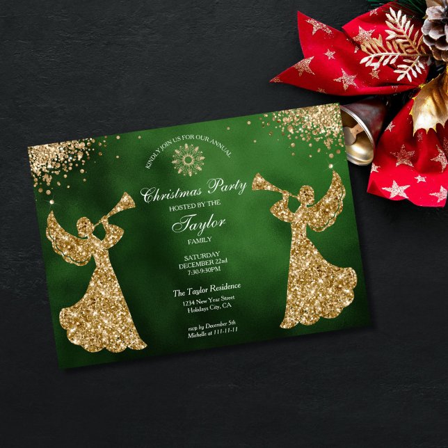 Invitación Fiesta de cena de la familia Angel Christmas Tree (religious family christmas party invitation with green background and gold trumpet angels)