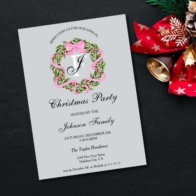 Invitación Fiesta de cena de Navidades de guinda rosada monog (christmas wreath with pink ribbon and bow)
