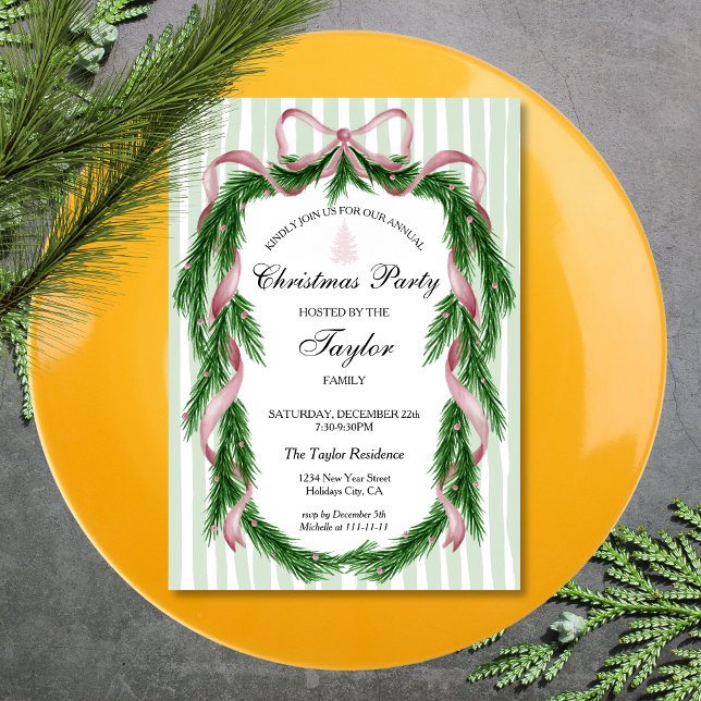 Invitación Fiesta de cena de Navidades Wreath de cinta rosada (vintage christmas wreath with pink ribbon and bow on the striped background dinner invitation)
