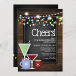 Invitación Fiesta de cócteles de los Navidades de Chalkboard<br><div class="desc">Tablero divertido y temática de madera para estas encantadoras invitaciones a fiestas de Navidades</div>
