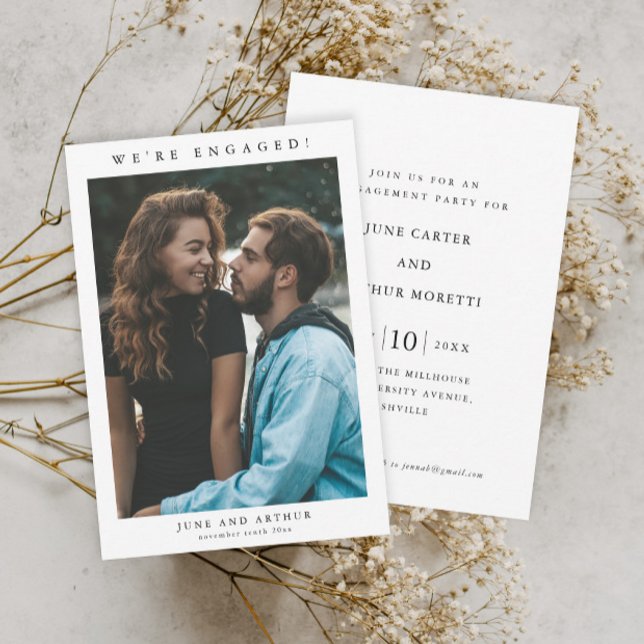 Invitación Fiesta de compromiso de boda con foto sencilla (Simple minimalist black and white wedding engagement photo party or shower invitations.)
