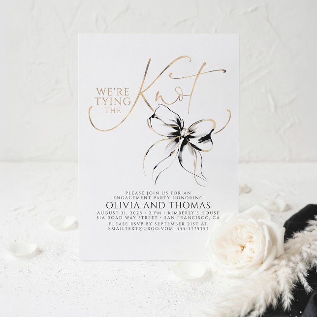 Invitación Fiesta de compromiso elegante y caprichosa con laz (We Are Tying The Knot Black Bow Whimsical Modern Engagement Party Invites)