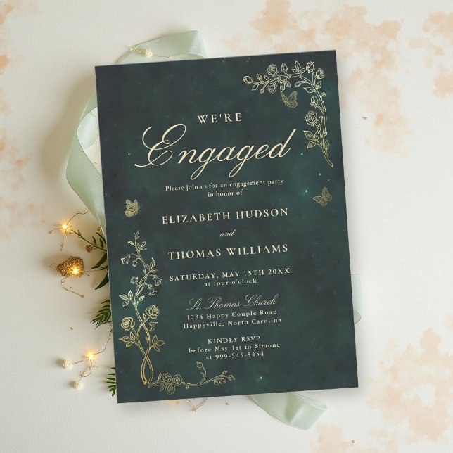 Invitación Fiesta de compromiso Fairycore Bosque Esmeralda Ve (fairycore woodland enchanted forest emerald green faux gold wedding engagement invitation roses wild)