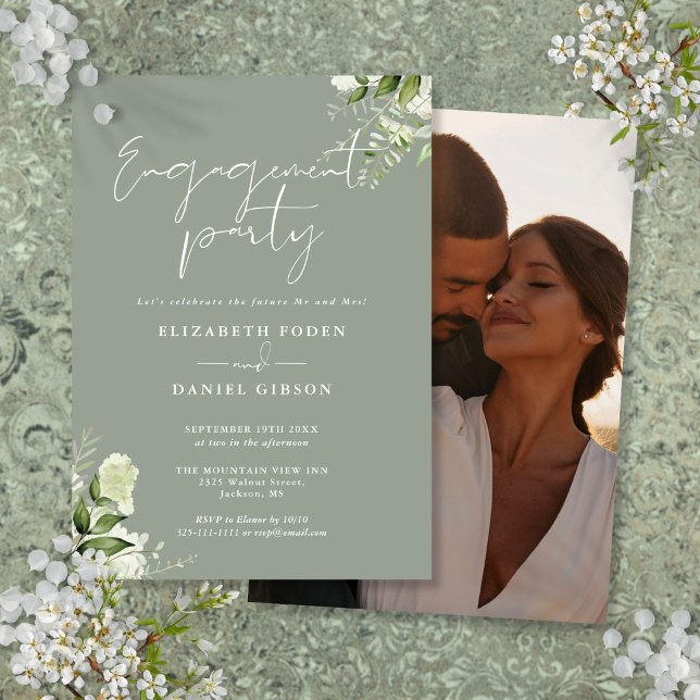 Invitación Fiesta de compromiso floral con guión verde salvia (Floral Sage Green Script Photo Engagement Party Invitation)