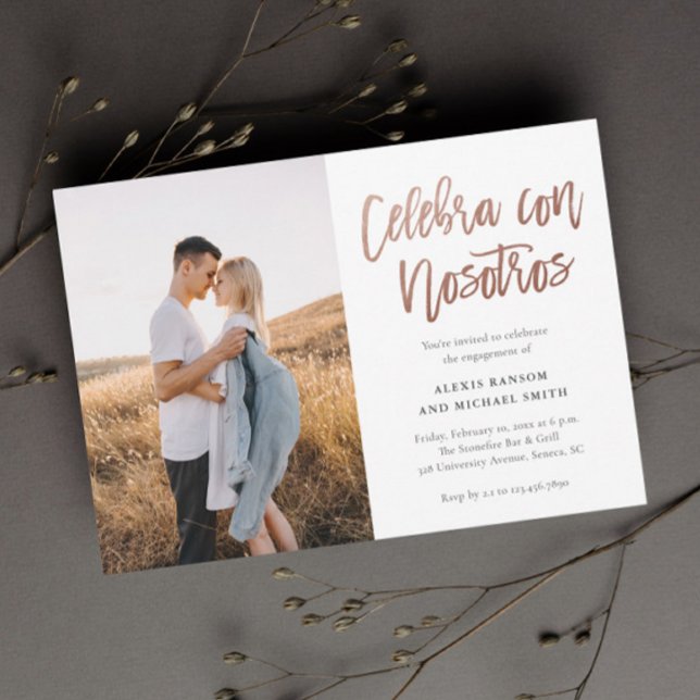 Invitación Fiesta de compromiso fotográfico moderna Celebra c (Spanish 2 photo engagement party invitation with modern rose gold celebrate with us typography.)