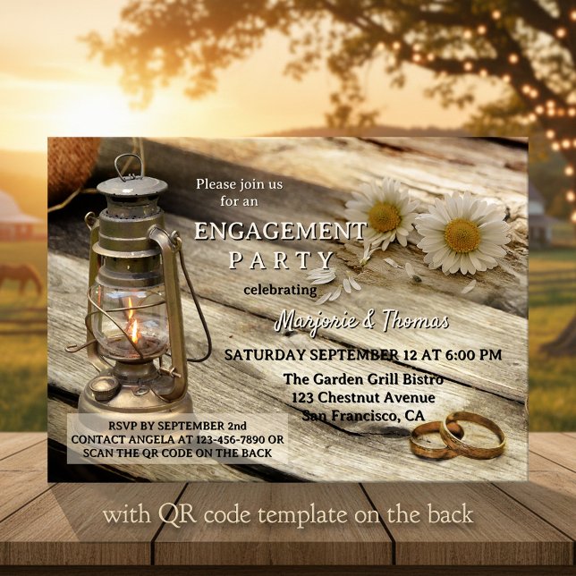 Invitación Fiesta de compromiso rústica en el campo (Engagement invitation in a country style with a rustic wood table with lantern, rings and daisies)