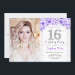Invitación Fiesta de cumpleaños 16 con foto - Púrpura platead<br><div class="desc">Invitación a la fiesta de cumpleaños número 16 con tu foto. Incluye confeti plateado y rosas morados. Diseño floral elegante con un falso purpurina. Perfecto para una elegante celebración de 16 días.</div>