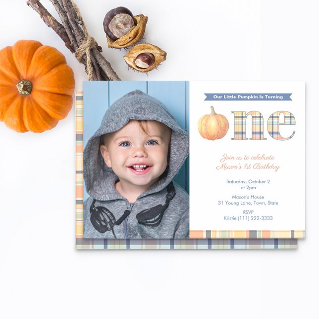 Invitación Fiesta de cumpleaños 1.ᵉʳ Calabaza Preppy (Smart 1st birthday party for boy picture invitation with a fall pumpkin madras plaid theme)