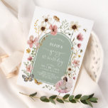 Invitación Fiesta de cumpleaños 1.ᵉʳ Sage Pink Wildflower Fai<br><div class="desc">Inspirado por la querida personaje de cuento de hadas "Thumbelina", un dulce pequeño hada ocupa el centro del escenario en esta invitación. Con sus alas delgadas y su pequeño marco, captura la esencia de la inocencia y la maravilla que define la infancia. La exquisita exhibición floral de flores silvestres boho...</div>