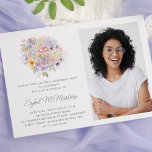 Invitación fiesta de cumpleaños 21 Flor Bouquet Foto sorpresa<br><div class="desc">Un elegante ramo de flores de color acuático adorna la parte superior de esta invitación a la fiesta sorpresa de 21 años. Las suaves flores pastel están adornadas con arte moderno y lineal. El nombre del celebrante del cumpleaños está escrito en un guión moderno y sencillo. Encontrarás señales a juego...</div>