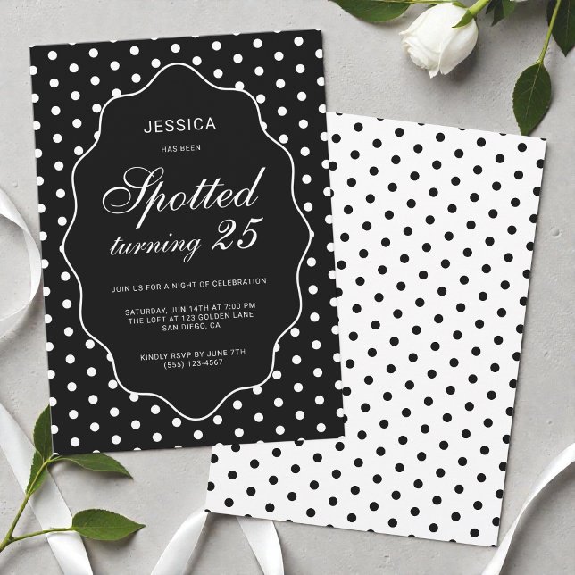 Invitación Fiesta de cumpleaños 25 Chic negra con lunares (Chic Black Polka Dot Spotted 25th Birthday Party Invitation)