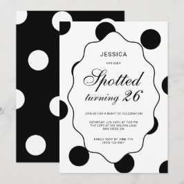 Invitación Fiesta de cumpleaños 26 con lunares negros y blanc