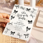 Invitación Fiesta de cumpleaños 30 Black Bow<br><div class="desc">Haga que su evento de cumpleaños sea inolvidable con nuestras invitaciones de cumpleaños Coquette 30. Estas invitaciones están bellamente diseñadas con elegantes arcos de color negro y una elegante plantilla de texto que incluye el título "está atando sus 20 años".</div>