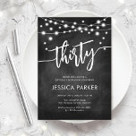 Invitación Fiesta de cumpleaños 30 de Black White en Chalkboa<br><div class="desc">30.ª Invitación a la fiesta de cumpleaños. Elegante diseño blanco y negro con motivos de pizarra. Elegante tarjeta de invitación moderna con luces de cadena de hadas y tipo de letra de guión. Perfecto para una elegante celebración de los 30 días. Personaliza con tus propios detalles. ¡Se puede personalizar para...</div>
