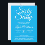 Invitación Fiesta de cumpleaños 60 y 60, azul brillante<br><div class="desc">Celebra haber cumplido 60 años de estilo con este moderno diseño de 60 años en azul brillante, una invitación de 60 años de moda que puedes personalizar y enviar para tu fiesta de sesenta años. Las palabras sesenta y sassy en blanco se configuran usando caligrafía de escritura elegante. Si necesita...</div>