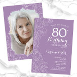 Invitación Fiesta de cumpleaños 80 de Purple Lavender Floral<br><div class="desc">Invitación a la fiesta de cumpleaños 80 con flores de lavanda morada con tu foto en la parte trasera de la tarjeta. Diseño elegante y moderno con detalles botánicos de dibujos y tipografía. Sencilla carta de invitación a la moda, perfecta para una elegante celebración de cumpleaños femenina. Se puede personalizar...</div>